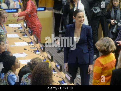 New York, NY, STATI UNITI D'AMERICA. Xxi oct, 2016. Gal Gadot sulla mano come i nomi delle Nazioni Unite la donna di meraviglia come suo Ambasciatore Onorario per l'empowerment delle donne e delle ragazze nel corso di una cerimonia presso il Consiglio Economico e Sociale delle Nazioni Unite sulla camera di Ottobre 21, 2016 a New York. © Dennis Van Tine/media/punzone Alamy Live News Foto Stock