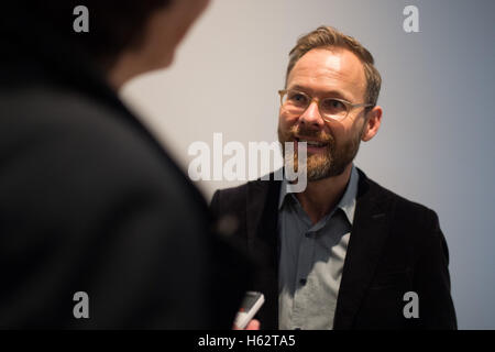 Aachen, Germania. Xx oct, 2016. Regista Andreas Beitin portando un giornalista attraverso la mostra "ies van der Rohe - Die collagene' presso il Ludwig Forum di Aachen, Germania, 20 ottobre 2016. La mostra, compresi i prestiti del Museo di Arte Moderna di New York, US, è aperto dal 28 ottobre 2016 fino al 12 febbraio 2017. Foto: JANNIS MATTAR/dpa/Alamy Live News Foto Stock