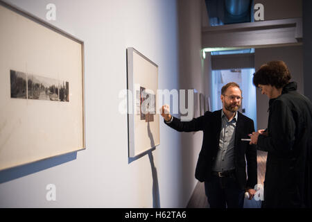 Aachen, Germania. Xx oct, 2016. Regista Andreas Beitin portando un giornalista attraverso la mostra "ies van der Rohe - Die collagene' presso il Ludwig Forum di Aachen, Germania, 20 ottobre 2016. La mostra, compresi i prestiti del Museo di Arte Moderna di New York, US, è aperto dal 28 ottobre 2016 fino al 12 febbraio 2017. Foto: JANNIS MATTAR/dpa/Alamy Live News Foto Stock