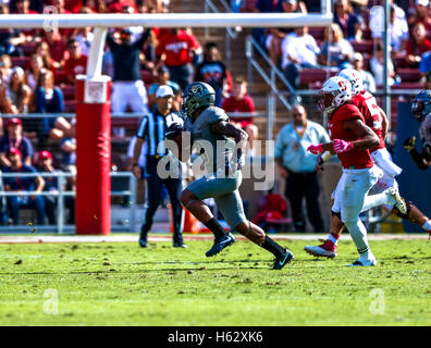 Palo Alto, California, USA. 22 ottobre, 2016. Colorado defensive back Tedric Thompson (9) restituisce un intercettato Stanford pass profondo nel territorio di Stanford in NCAA Football azione presso la Stanford University, dotate di Colorado Buffaloes visitando la Stanford cardinale. Colorado ha vinto il gioco, 10-5. © Seth Riskin/ZUMA filo/Alamy Live News Foto Stock