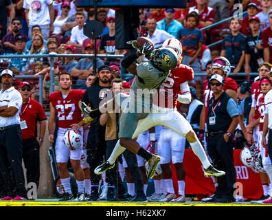 Palo Alto, California, USA. 22 ottobre, 2016. Del Colorado Awuzie Chidobe (4) difende un Ryan Burns passano nella NCAA Football azione presso la Stanford University, dotate di Colorado Buffaloes visitando la Stanford cardinale. Colorado ha vinto il gioco, 10-5. © Seth Riskin/ZUMA filo/Alamy Live News Foto Stock