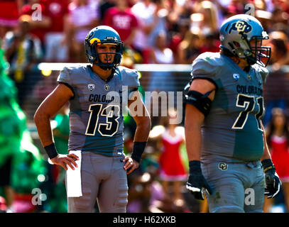 Palo Alto, California, USA. 22 ottobre, 2016. Colorado Quarterback Sefo Liufau (13) in NCAA Football azione presso la Stanford University, dotate di Colorado Buffaloes visitando la Stanford cardinale. Colorado ha vinto il gioco, 10-5. © Seth Riskin/ZUMA filo/Alamy Live News Foto Stock