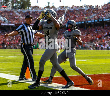 Palo Alto, California, USA. 22 ottobre, 2016. Colorado wide receiver Bryce Bobo (4) celebra dopo un pass ricevimenti nel NCAA Football azione presso la Stanford University, dotate di Colorado Buffaloes visitando la Stanford cardinale. Colorado ha vinto il gioco, 10-5. © Seth Riskin/ZUMA filo/Alamy Live News Foto Stock