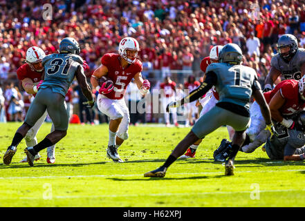 Palo Alto, California, USA. 22 ottobre, 2016. Stanford running back Christian McCaffrey (5) passa un grande foro nella NCAA Football azione presso la Stanford University, dotate di Colorado Buffaloes visitando la Stanford cardinale. Colorado ha vinto il gioco, 10-5. © Seth Riskin/ZUMA filo/Alamy Live News Foto Stock