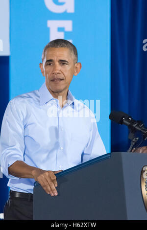 Las Vegas, Nevada, USA. 23 Ott, 2016. Il presidente Obama rally la folla al voto anticipato rally su 23 Ottobre 2016 a Cheyenne High School in North Las Vegas NV. Credito: la foto di accesso/Alamy Live News Foto Stock