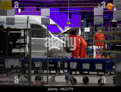 Wrzesnia, Polonia. 24 ott 2016. I dipendenti assemblare una Volkswagen Cr a van presso la nuova Volkswagen Nutzfahrzeuge (veicoli commerciali, VWN) fabbrica in Wrzesnia, Polonia, 24 ottobre 2016. La fabbrica è stata costruita in soli due anni. La Volkswagen Veicoli Commerciali ha investito circa 800 milioni di euro in 220 ettari di area. Fino a 3.000 dipendenti sono detti per assemblare la nuova Cr in fabbrica. Foto: RAINER JENSEN/dpa/Alamy Live News Foto Stock