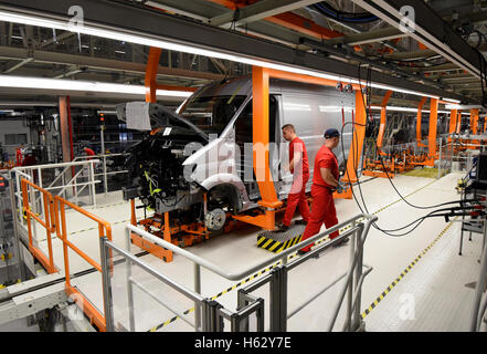 Wrzesnia, Polonia. 24 ott 2016. I dipendenti assemblare una Volkswagen Cr a van presso la nuova Volkswagen Nutzfahrzeuge (veicoli commerciali, VWN) fabbrica in Wrzesnia, Polonia, 24 ottobre 2016. La fabbrica è stata costruita in soli due anni. La Volkswagen Veicoli Commerciali ha investito circa 800 milioni di euro in 220 ettari di area. Fino a 3.000 dipendenti sono detti per assemblare la nuova Cr in fabbrica. Foto: RAINER JENSEN/dpa/Alamy Live News Foto Stock