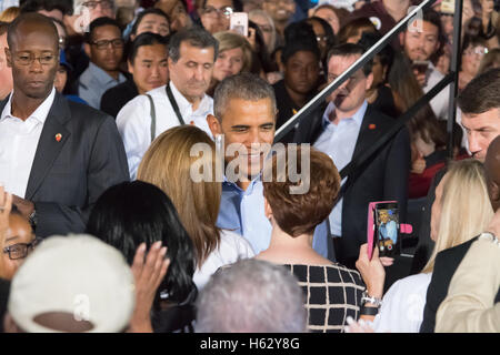 Las Vegas, Stati Uniti d'America. 23 Ott, 2016. Il presidente Obama saluta la folla al voto anticipato rally su 23 Ottobre 2016 a Cheyenne High School in North Las Vegas NV. Credito: la foto di accesso/Alamy Live News Foto Stock