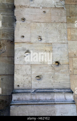 Parete con pistola sparato fori nel Palais de Justice in place du Marechal Foch, Rouen, Haute Normandie, Normandia, Francia Foto Stock