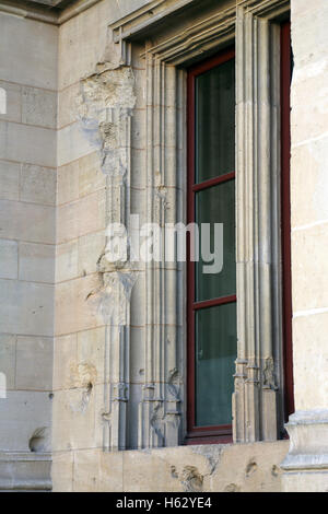 Finestra e parete con pistola sparato fori nel Palais de Justice in Place du Marechal Foch, Rouen, Haute Normandie, Normandia, Francia Foto Stock