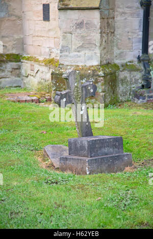 Lapidi del cimitero abbandonato Foto Stock