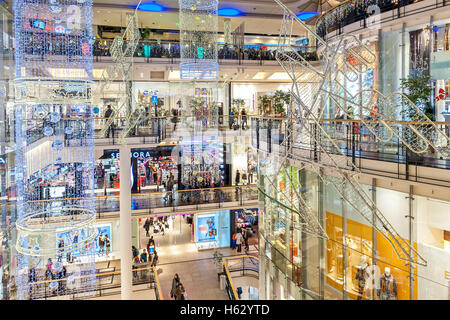 Vista interna del centro commerciale Palladium arredata per le vacanze di Natale a Praga. Foto Stock