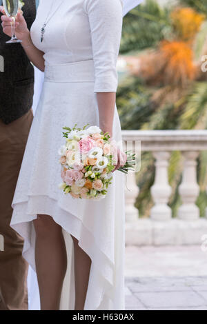 Bridal bouquet di rose, fresia, eustoma Foto Stock