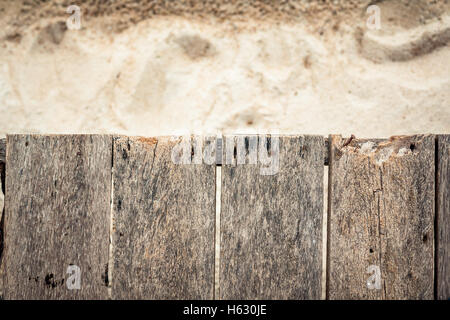 Problemi di attualità in legno superficie planked con spiaggia di sabbia sul background e spazio di copia Foto Stock