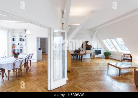 Bella casa interni - soggiorno e area da pranzo in appartamento in mansarda Foto Stock