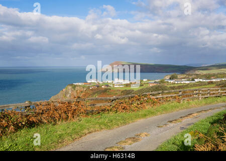 Tranquillo paese stretto lane per un caravan park vacanze sulla costa ovest in Pembrokeshire Coast National Park. Fishguard South Wales UK Foto Stock