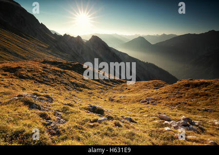 Alba sulle cime di montagna nelle Alpi, Austria Foto Stock