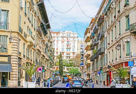 L'affollata Avenue Notre Dame nel centro commerciale della città, vista da Place Toseli, Nizza, Francia Foto Stock