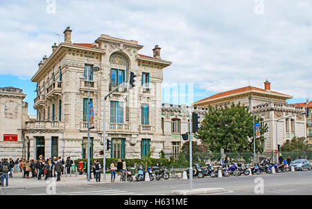 L'edificio del Liceo Massena con molti studenti vicino all'ingresso, situato in Avenue Felix Faure, Nizza, Francia Foto Stock