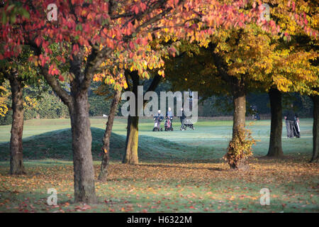 Scene autunnali di golfisti giocando sul Brent Valley golf course a ovest di Londra. Foto Data: domenica 23 ottobre, 2016. Foto credi Foto Stock