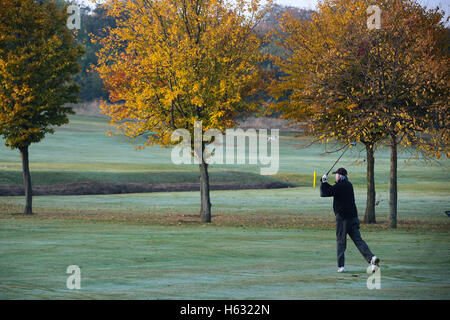 Scene autunnali di golfisti giocando sul Brent Valley golf course a ovest di Londra. Foto Data: domenica 23 ottobre, 2016. Foto credi Foto Stock