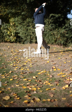 Scene autunnali di golfisti giocando sul Brent Valley golf course a ovest di Londra. Foto Data: domenica 23 ottobre, 2016. Foto credi Foto Stock