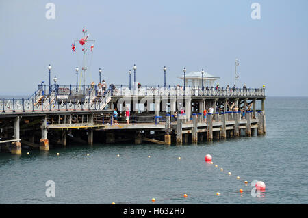 I visitatori a piedi sul molo di Swanage nel Dorset, Inghilterra. Foto Stock