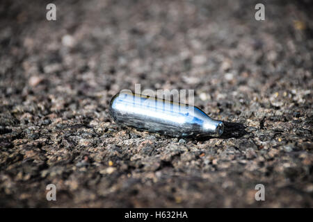 Protossido di azoto bulbi di metallo o ridendo gas uso ricreativo di droga  Foto stock - Alamy