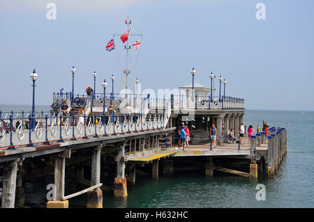 I visitatori a piedi sul molo di Swanage nel Dorset, Inghilterra. Foto Stock