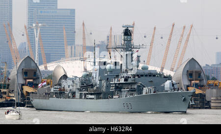 HMS St Albans (F83) sul Fiume Tamigi Foto Stock