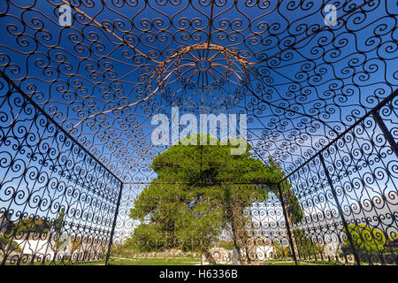 La tomba di Ali Pasha, nella città di Ioannina, Grecia, come visto attraverso il ferro decorativo reticolo. Foto Stock