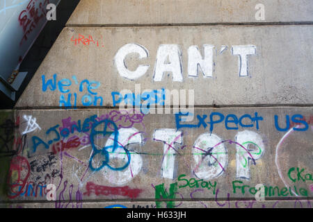 Graffiti sotto la Cleddau Bridge, Pembrokeshire Foto Stock