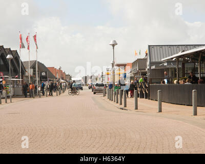 Strada principale nel villaggio Blåvand sulla costa occidentale della Danimarca, circondato da case vacanze è una destinazione estiva Foto Stock