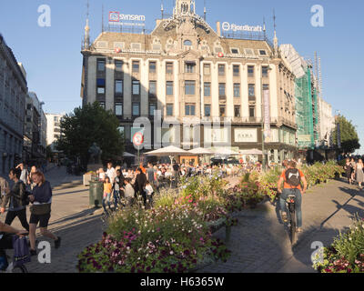 Karl Johans gate Oslo Norvegia, area pedonale della parata di strada con fiori e ristorante all'aperto Foto Stock