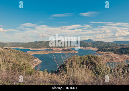 Una vista della Sardegna, lago del Liscia, vicino a Luras city Foto Stock