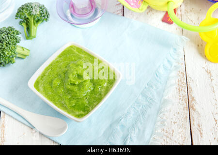 Alimenti per bambini: verde biologico purea di broccoli Foto Stock