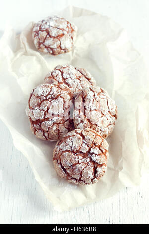 Cioccolato artigianale crinkle cookies su bianco carta da forno close up - Casalinghi panificio di inverno Foto Stock
