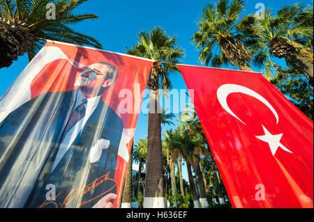 BODRUM, Turchia - 6 ottobre 2016: bandiera turca appeso accanto al ritratto di Mustafa Kemal Atatürk, il fondatore della repubblica. Foto Stock