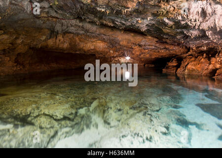 Bella limpida sorgente Acqua della grotta Ogtong nell isola di Bantayan, Filippine Foto Stock