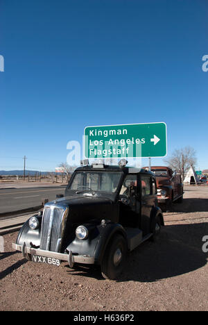 LS black classic car nella parte anteriore del cartello stradale, Seligman, Arizona, Stati Uniti d'America Foto Stock