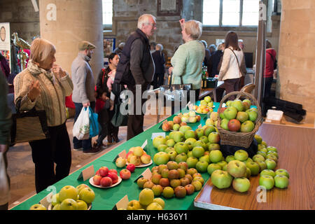 Mele sul display nel lato Southwell ministro durante la Bramley apple festival. Il primo Bramley melo è stato coltivato nelle vicinanze. Foto Stock