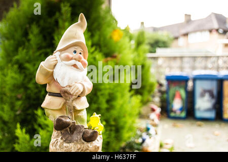 Un giardino pieno di giardino gnomi nel sud est di Londra, UL Foto Stock