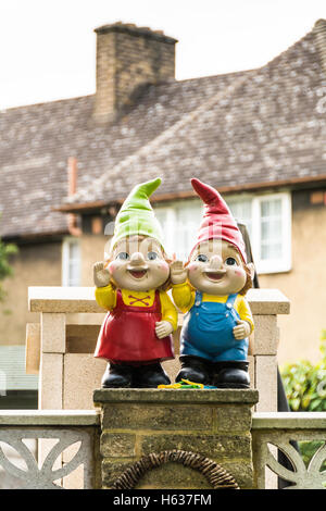 Un giardino pieno di giardino gnomi nel sud est di Londra, UL Foto Stock