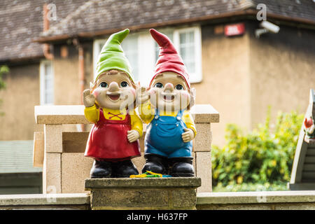 Un giardino pieno di giardino gnomi nel sud est di Londra, UL Foto Stock