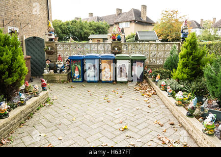 Un giardino pieno di giardino gnomi nel sud est di Londra, UL Foto Stock