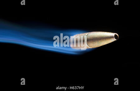 Colore rame bullet in movimento con fumo dietro Foto Stock