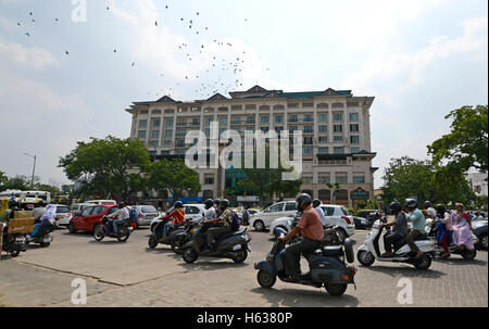 Il traffico su strada a Jaipur Rajasthan,l'India Foto Stock