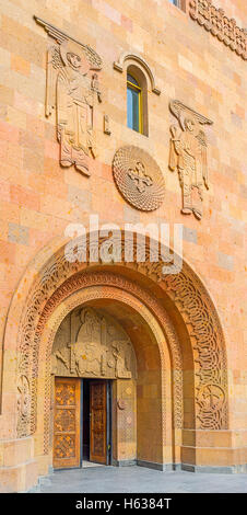 La facciata di San Sarkis Cattedrale decorato con il complesso ornamenti intagliati Foto Stock