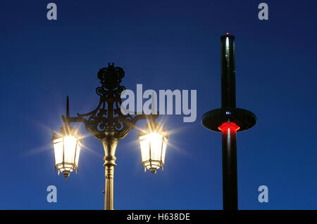 Vecchia strada lampada sul lungomare di Brighton con il nuovo i360 torre in background. Al tramonto. Foto Stock