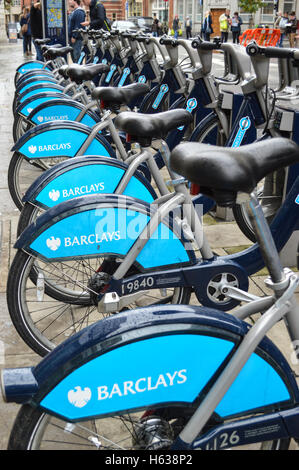 Noleggio di cicli su ciclo sorge nella zona centrale di Londra, Regno Unito. Sponsorizzato da Barclays Bank, introdotto da Boris Johnson, sindaco di Londra. Foto Stock